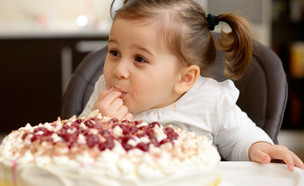 ילדה אוכל עוגת יומולדת (צילום: By aaltair, shutterstock)