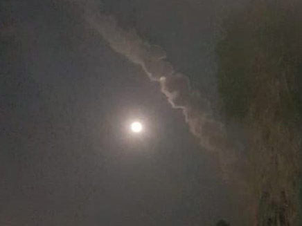 שובל העשן בשמי קיסריה (צילום: חדשות)