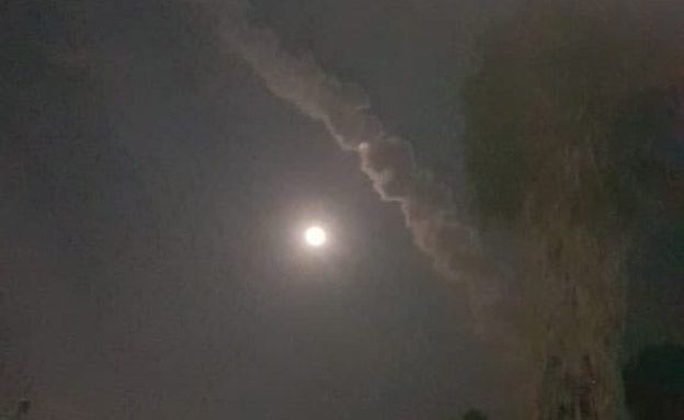שובל העשן בשמי קיסריה (צילום: חדשות)