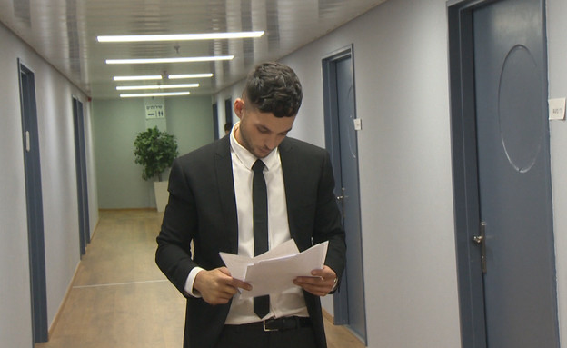  ישראל אוגלבו קיבל תפקיד ראשון בטלוויזיה (צילום: מתוך "ערב טוב עם גיא פינס", שידורי קשת)