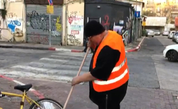 ארקדי דוכין מנקה רחובות