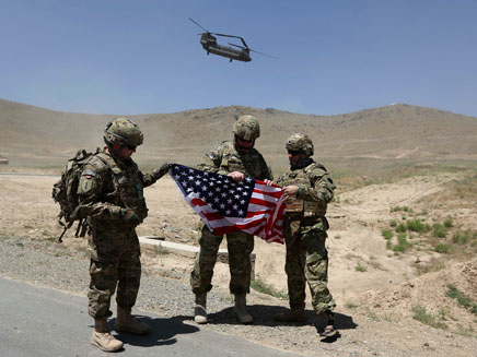 הודה לחיילים על שירותם (צילום: רויטרס, חדשות)