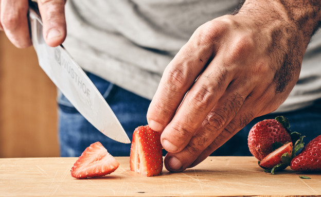 לורפק אבי ביטון - תותים בקראמבל קר וקרם חלב לורפק אבי ביטון - תותים בקראמבל קר וקרם חלב