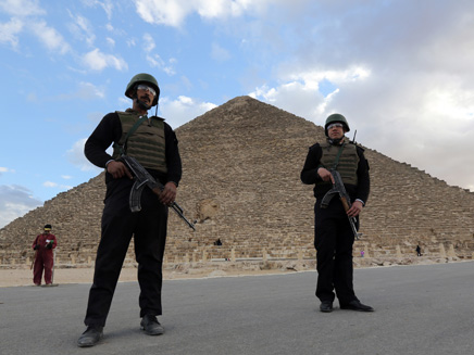 כוחות ביטחון מצריים סמוך לפירמידות. ארכיון (צילום: רויטרס, חדשות)