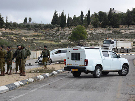 זירת הפיגוע בגבעת אסף (צילום: דוד מיכאל כהן/TPS, חדשות)