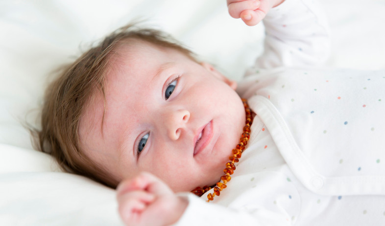 תינוק עם שרשרת ענברים (צילום:  epiximages, shutterstock)