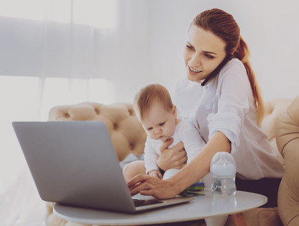אמא עם תינוק מול מחשב (אילוסטרציה: By Dafna A.meron, shutterstock)
