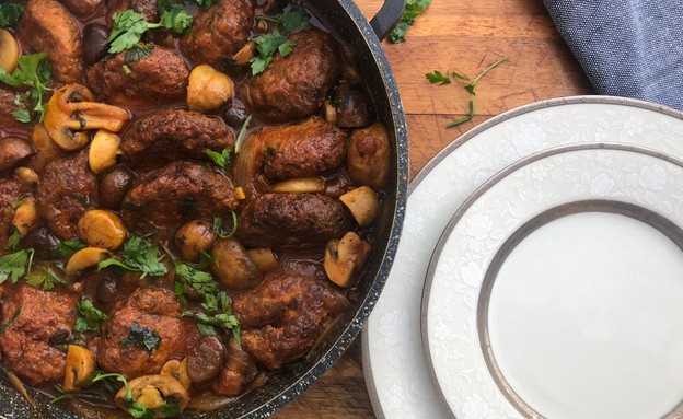 סיר של קציצות עוף ברוטב פטריות וערמונים