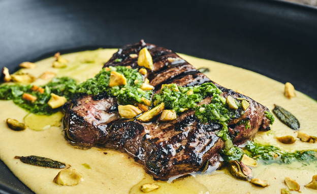 כבד בקר צלוי במרווה עם פולנטת תירס טרי וצ'ימיצ'ורי