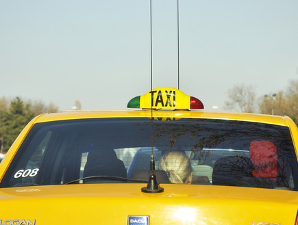 מונית בבוקרשט (צילום:  Hadrian, shutterstock)