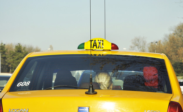 מונית בבוקרשט (צילום:  Hadrian, shutterstock)