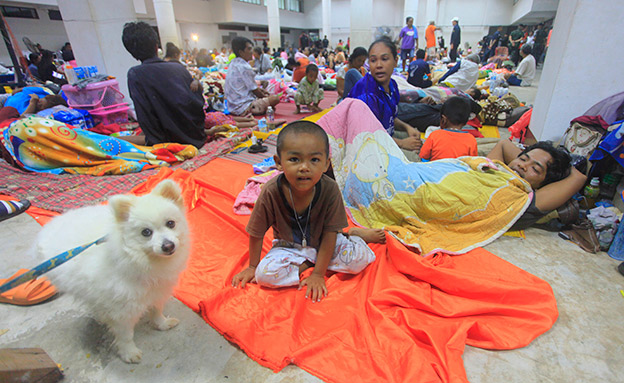 התושבים פונו למקומות מחסה (צילום: AP, חדשות)