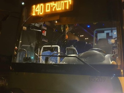 האוטובוס שנפגע מהירי, הלילה (צילום: הצלה ללא גבולות יו