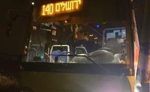 האוטובוס שנפגע מהירי, הלילה (צילום: הצלה ללא גבולות יו"ש, חדשות)