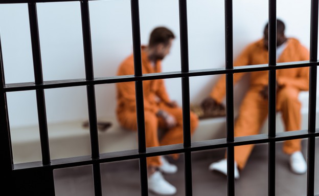 אסירים בכלא (צילום:  LightField Studios, shutterstock)