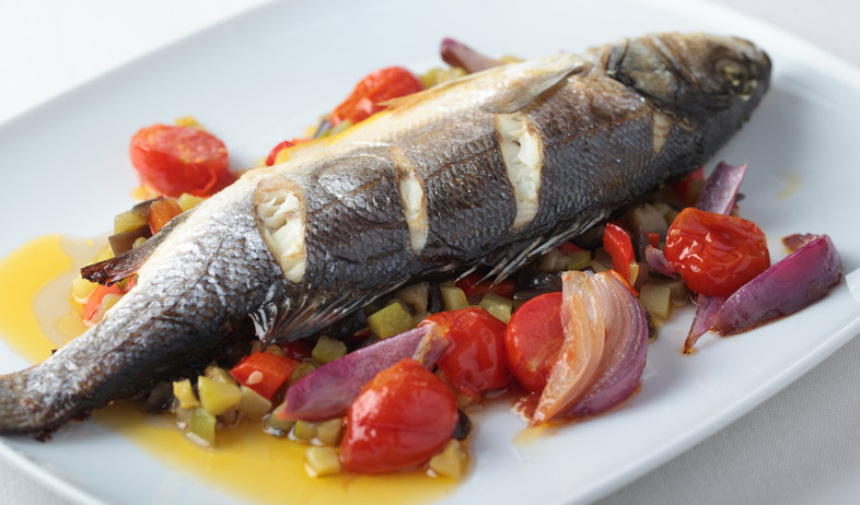 דג שלם צלוי עם ירקות בתנור (צילום: StockphotoVideo, Shutterstock)