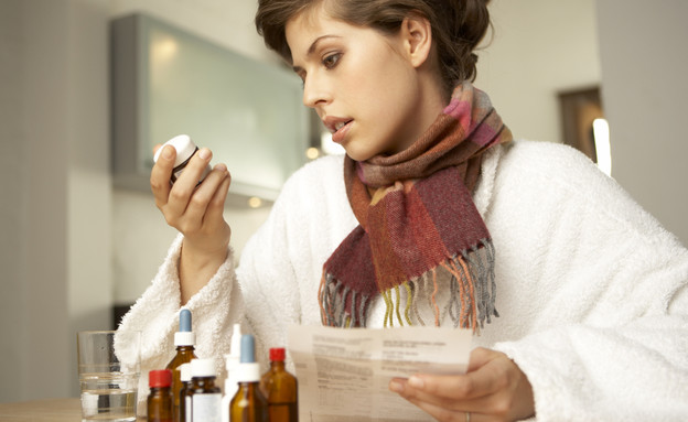 אישה לוקחת תרופות (צילום: shutterstock)