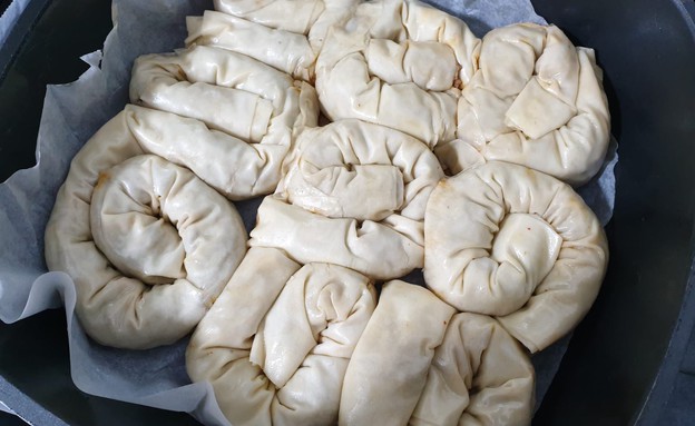 בורקס עם בשר לפני האפייה