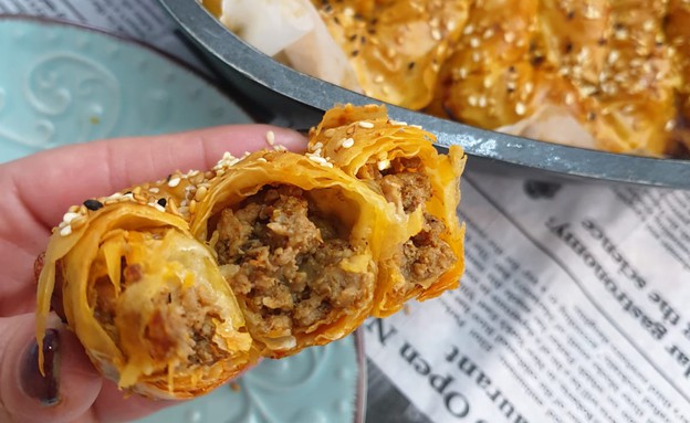 בורקס עם בשר - ככה זה נראה אחרי שנותנים ביס