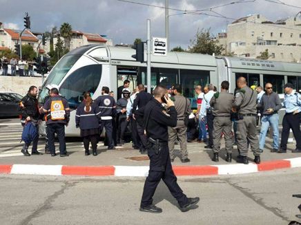 זירת פיגוע הדקירה ברכבת הקלה בירושלים (צילום: חדשות)