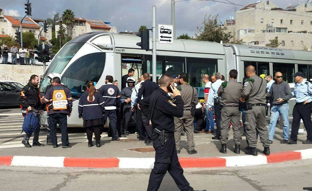 זירת פיגוע הדקירה ברכבת הקלה בירושלים (צילום: חדשות)