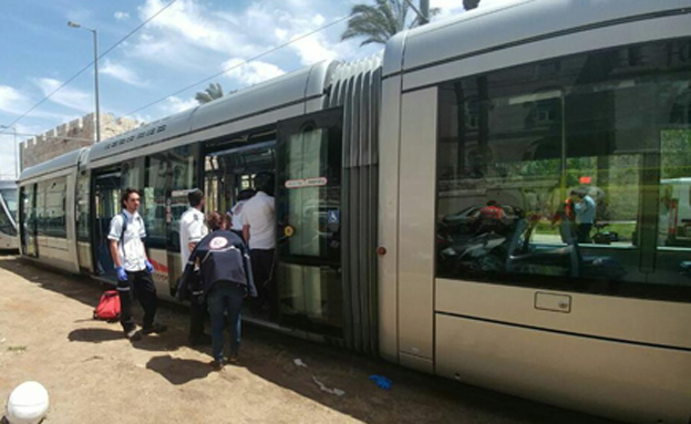 פיגוע דקירה ברכבת הקלה בירושלים (צילום: תיעוד מבצעי מד"א, חדשות)