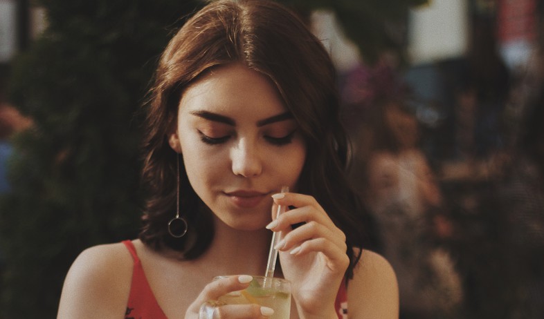 אישה שותה (צילום:  Oleg Ivanov on Unsplash)