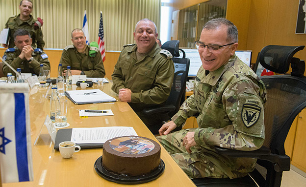 מפקד יוקו"ם ונאט"ו, מקבל עוגת יום הולדת (צילום: דובר צה''ל, חדשות)