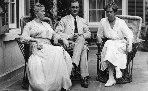 פרנקלין רוזוולט עם אימו ואשתו בבית בהייד פארק  (צילום: GettyImages 1920 Hulton Archive)