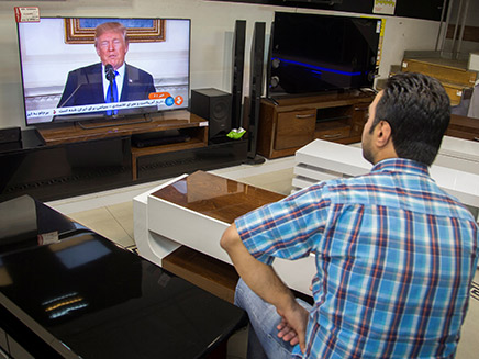 גבר באירן צופה בנאום טראמפ (צילום: רויטרס, חדשות)