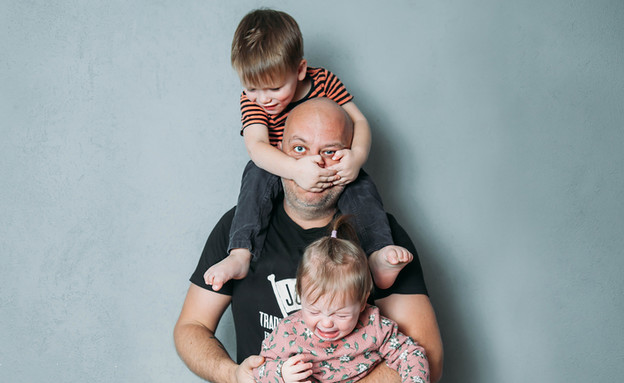 אבא לחוץ עם שני ילדים (אילוסטרציה: By Dafna A.meron, shutterstock)