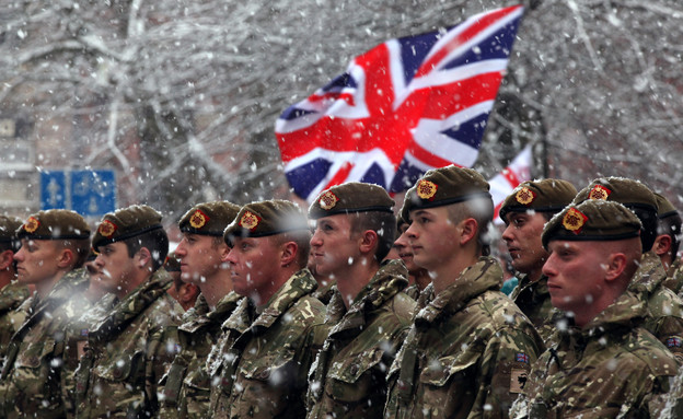 חיילים בריטים בשלג (צילום: Christopher Furiong, GettyImages)