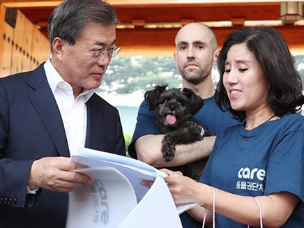 מנהלת הארגון (מימין) עם נשיא דרום קוריאה (צילום: CNN, חדשות)