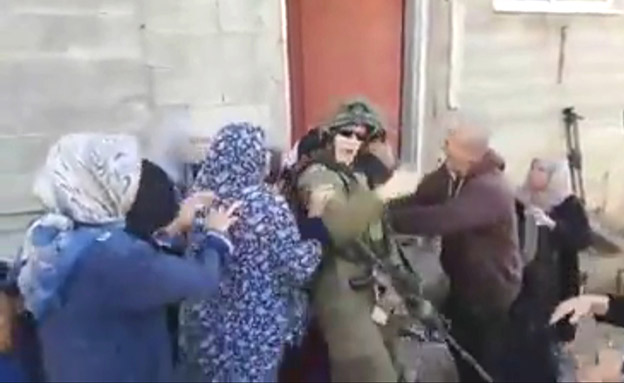 תיעוד: פלסטינים מרביצים לקצין צה"ל (צילום: חדשות)