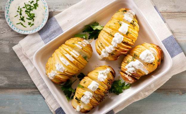 מניפות תפוח אדמה ברוטב יוגורט ועשבי תיבול