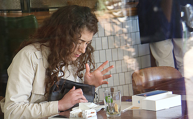 רוני דלומי לבד בבית קפה​ (צילום: פול סגל)