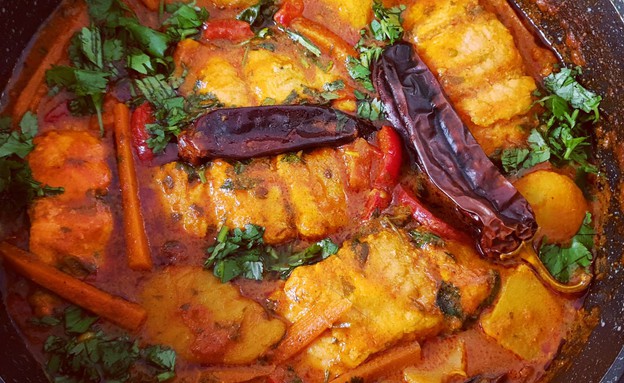 סיר של סלמון ברוטב חריף