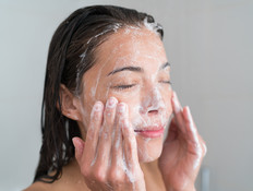 רוחצת פנים (צילום:  Maridav, shutterstock)