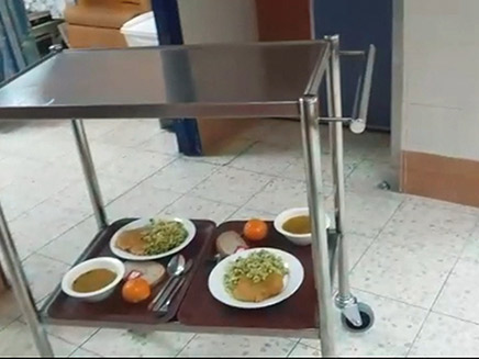 עגלת מזון בבית חולים (צילום: החדשות)