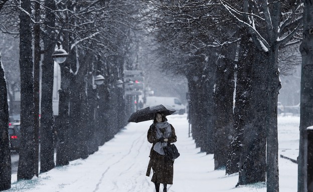 פריז בשלג (צילום: ASSOCIATED PRESS AP)
