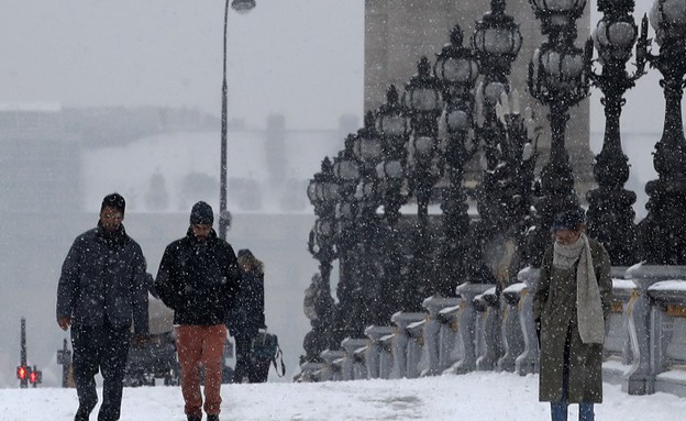 פריז בשלג (צילום: ASSOCIATED PRESS AP)