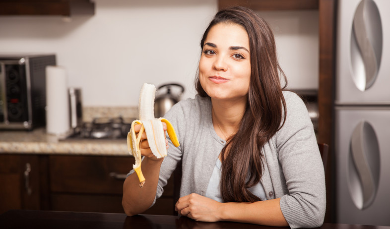 אישה אוכלת בננה (צילום: shutterstock)