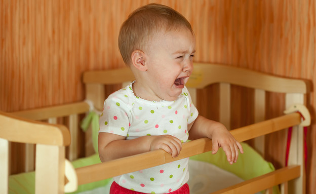 תינוק בוכה בלול (אילוסטרציה: By Dafna A.meron, shutterstock)