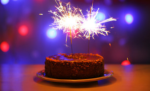 עוגת יום הולדת (צילום: shutterstock By Africa Studio)