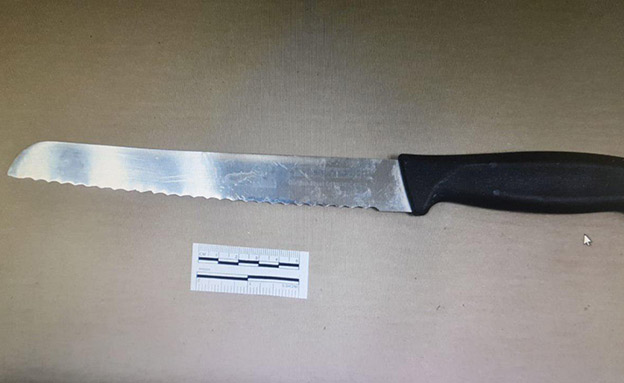 הסכין שנמצאה ברשות אחד החשודים באירוע (צילום: דוברות המשטרה, חדשות)
