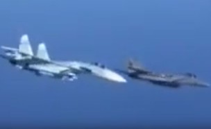 טייס קרב רוסי העלה סרטון שלו נצמד לF15 (צילום: AIRLIVEnet@YouTube)