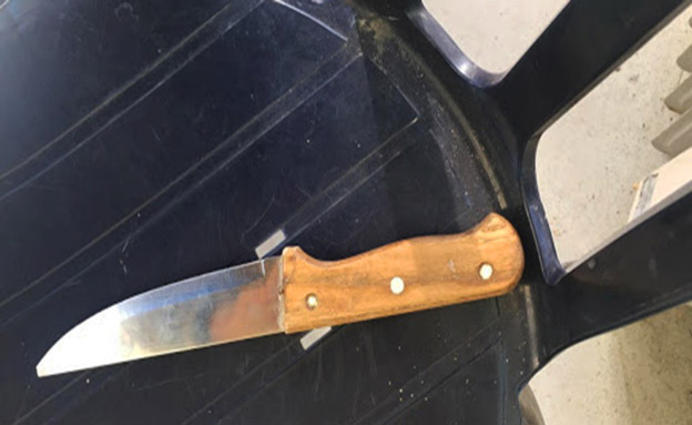 הסכין שהחשוד נשא על גופו (צילום: דוברות המשטרה‎, חדשות)