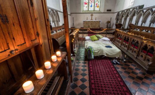 שינה בכנסייה (צילום: https://www.champing.co.uk, צילום מסך)