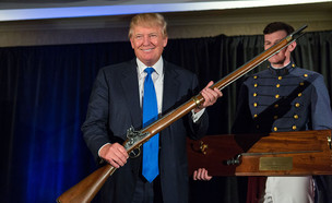 טראמפ מחזיק נשק (צילום: Richard Ellis, GettyImages)