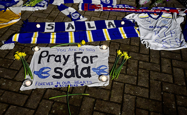 נמצאה גופה, אוהדי כדורגל מבקשים להתפלל (צילום: רויטרס, חדשות)
